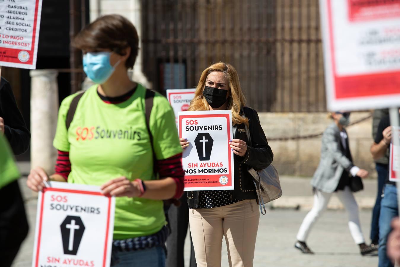 Fotogalería: Movilización de las tiendas de souvenirs ante la situación límite de su sector