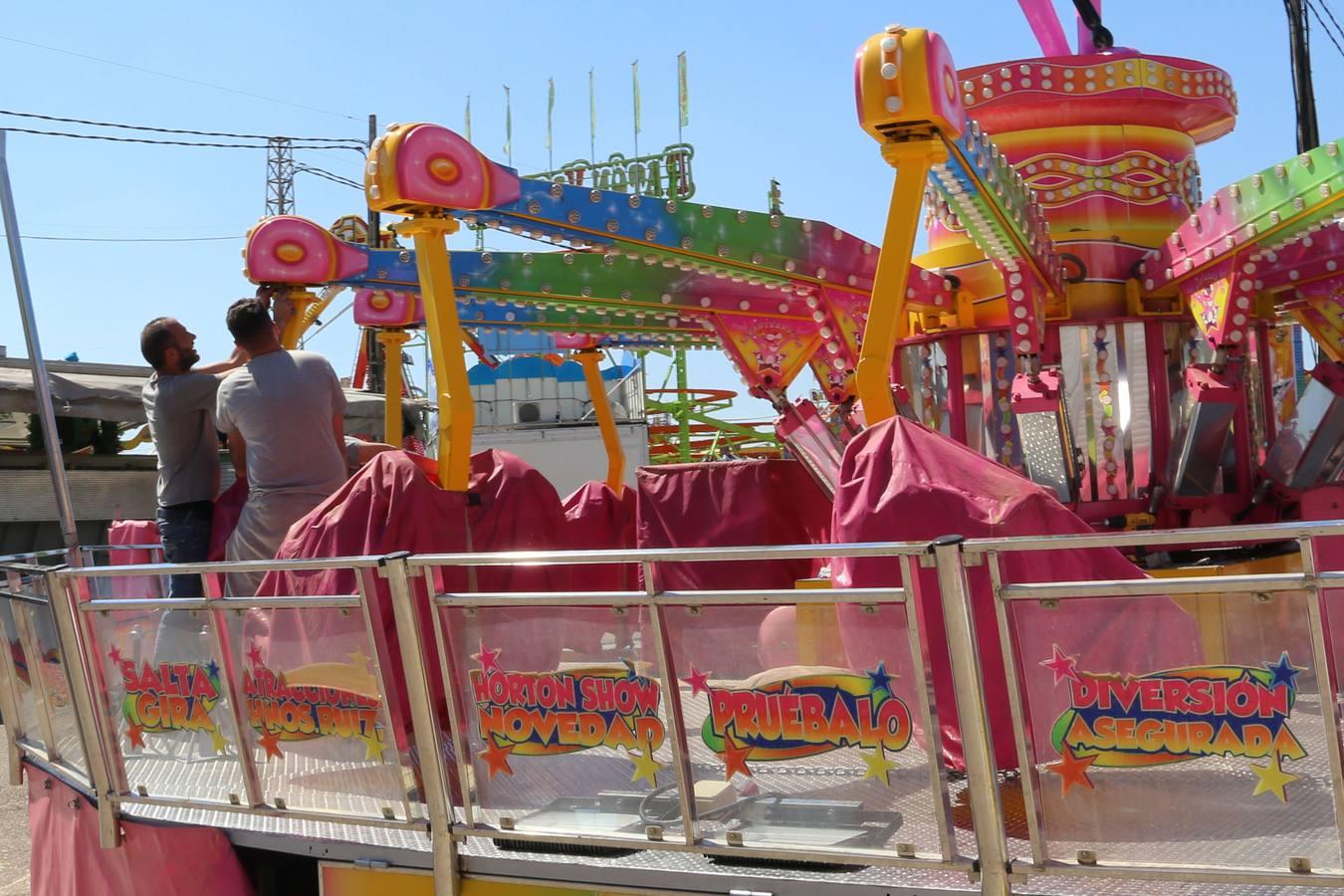 En imágenes, montaje del parque de atracciones Vive Park en el recinto ferial