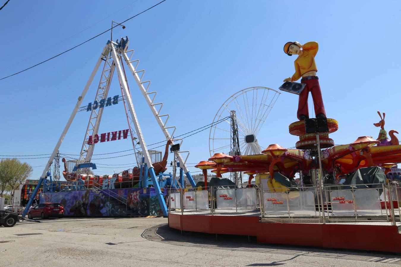 En imágenes, montaje del parque de atracciones Vive Park en el recinto ferial