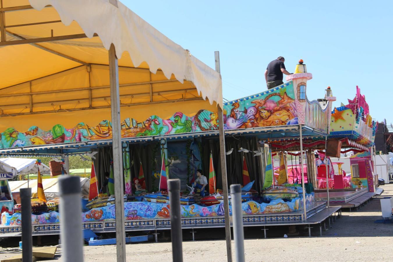 En imágenes, montaje del parque de atracciones Vive Park en el recinto ferial