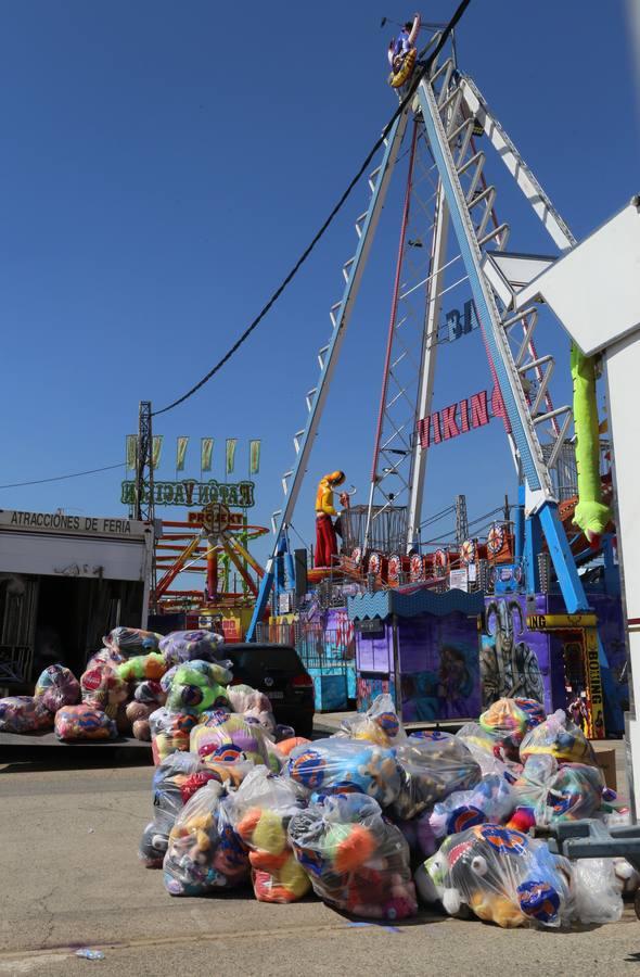 En imágenes, montaje del parque de atracciones Vive Park en el recinto ferial