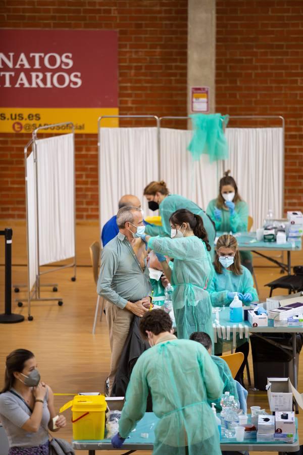 Se reanundan las vacunaciones contra el coronavirus en Sevilla