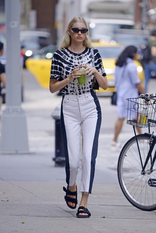 Tie dye. Un estampado que a priori puede resultar demasiado informal y que sin embargo se ha consolidado como el favorito de un amplio público con gustos muy diferentes. En la primavera-verano de 2019 volvió pisando con fuerza de la mano de firmas tan dispares como Stella McCartney, Prada, MSGM o Dior, que supieron integrarlo en sus colecciones de modo y desde ese momento es todo un imprescindible.