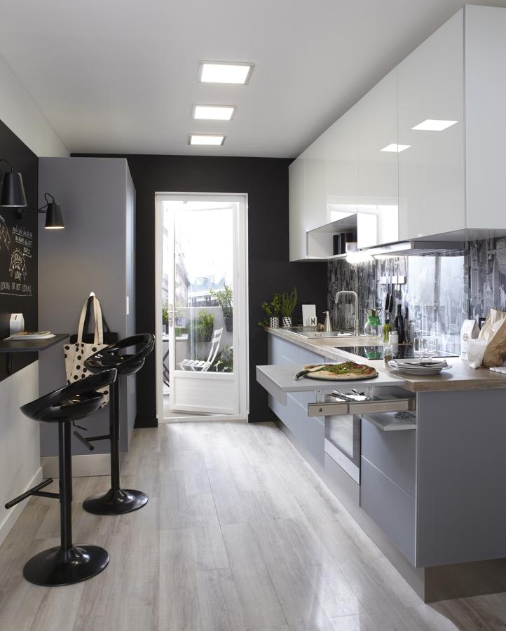 1. Aprovecha la altura. Además de ser el corazón de la casa, la cocina es el lugar donde, incluso cuando se trata de una de revista, siempre falta espacio para guardar tanto el menaje y los útiles como los alimentos frescos y las conservas. Tener una cocina ordenada no es tanto una cuestión de metros cuadrados, aunque su ayuda es inestimable, como de ingenio y de encontrar la solución adecuada en cada lugar. Estos 16 muebles y accesorios son capaces de poner orden también en cocinas XS. Eso sí, antes de empezar es aconsejable hacer ‘limpieza’ y deshacerse del menaje roto o deteriorado, comprobar las fechas de caducidad de las conservas y dar un repaso a los paquetes de té de diferentes sabores que se van acumulando (casi) por arte de magia. Y, por supuesto, limpio y ordenado todo, es preciso mantenerlo, incorporando ciertos hábitos como no abarrotar la encimera de cosas. Una buena idea para aprovechar al máximo los metros de la cocina es colocar armarios hasta el techo. Mejor en colores claros, como estos blancos de Leroy Merlin, para no recargar el espacio y hacer que resulten más ligeros.