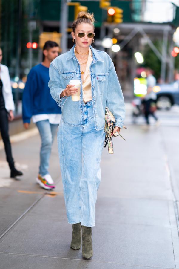 La moda, un fenómeno cíclico e imprevisible. La moda se rige por un movimiento cíclico, lo que significa que lo que un día fue tendencia, probablemente con el paso de los años vuelva a resurgir con una nueva reinterpretación. Sin embargo otras que en su día imperaban, pasaron de la noche a la mañana a resultar demasiado ostentosas o incluso de mal gusto, obligando a las 'fashionistas' a desterrarlas de sus vestidores (véase los calcetines blancos o los chándales, odiados por muchas y ahora convertidos en objetos de culto). Si se observan los looks de 'street style' de modelos y celebrities, queda claro que, en cuestión de vestimenta, nunca se puede afirmar al cien por cien que no se sucumbirá a cierta corriente de estilo. Como muestra de ello, los casos más llamativos que se recopilan a continuación.