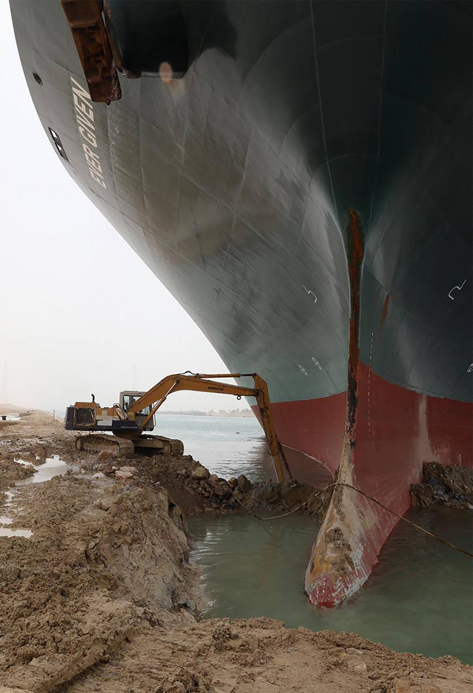 Galería: imágenes aéreas e interiores del carguero que está colapsando el canal de Suez