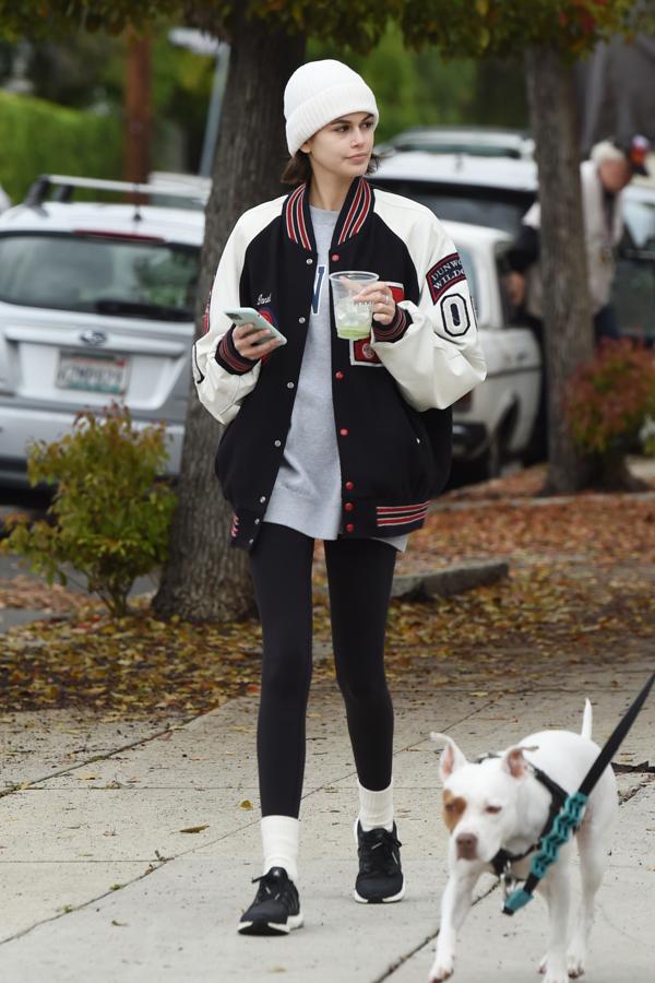 Calcetines por fuera del pantalón. Probablemente esta tendencia provenga del auge de los calcetines blancos y el renacer de las mallas ochenteras. Como si de una sesión de aeróbic con Jane Fonda se tratase, ahora los calcetines envuelven al pantalón como si fueran unos calentadores, y cuanto más llamativos, mejor.
