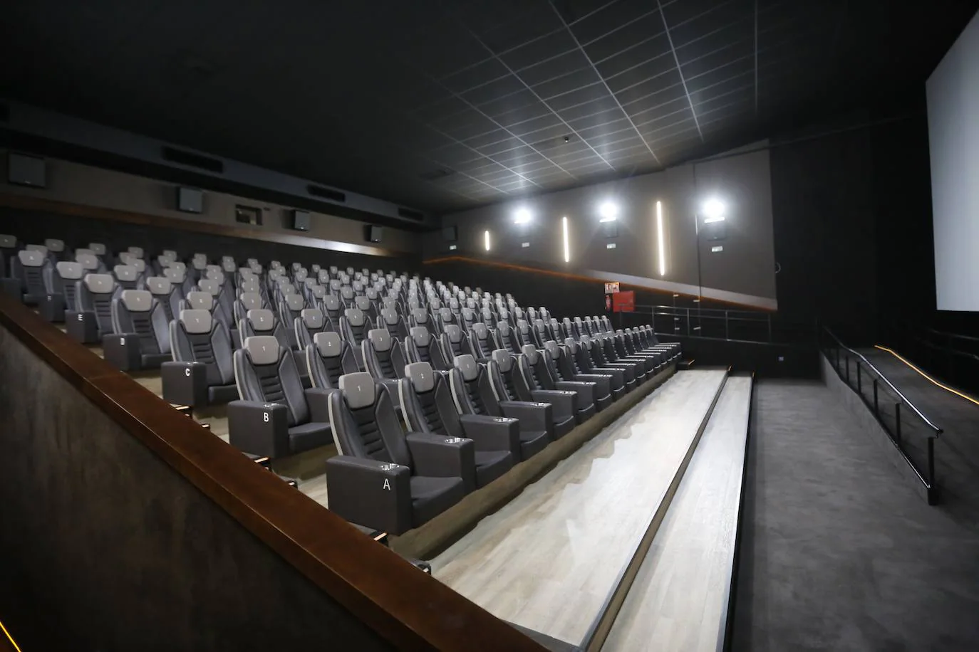 Los últimos retoques de la apertura de los Cines Axion en Córdoba, en imágenes