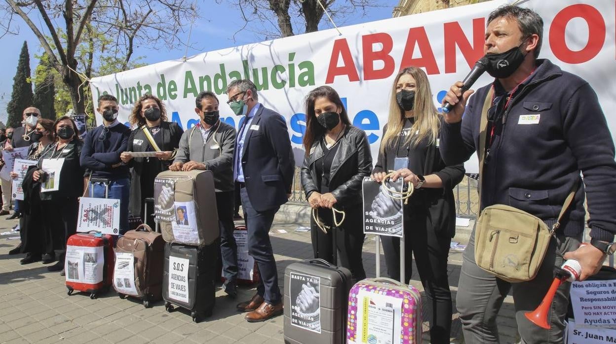 Fotogalería: Protesta de las agencias de viajes frente al Parlamento de Andalucía