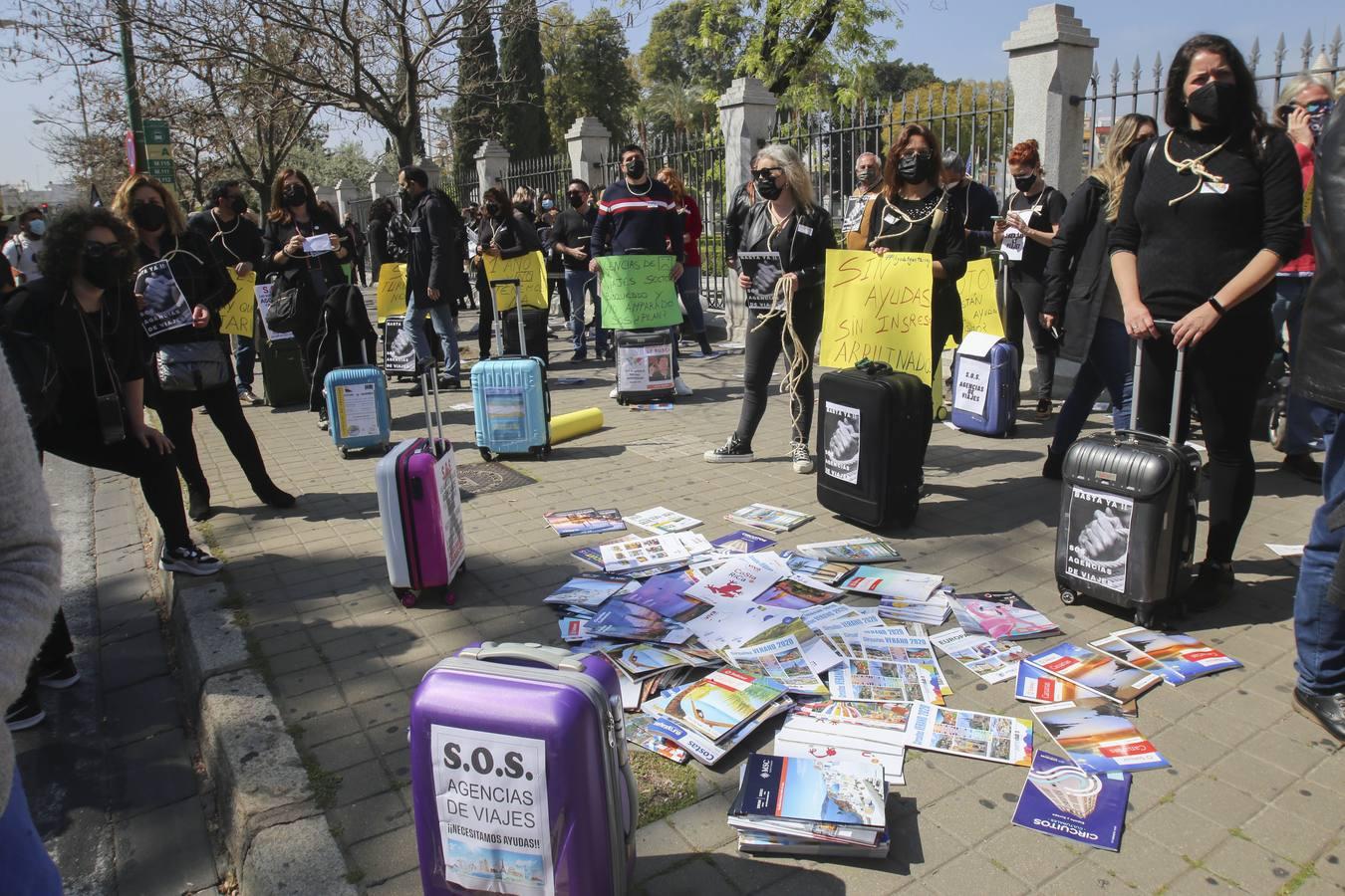 Fotogalería: Protesta de las agencias de viajes frente al Parlamento de Andalucía