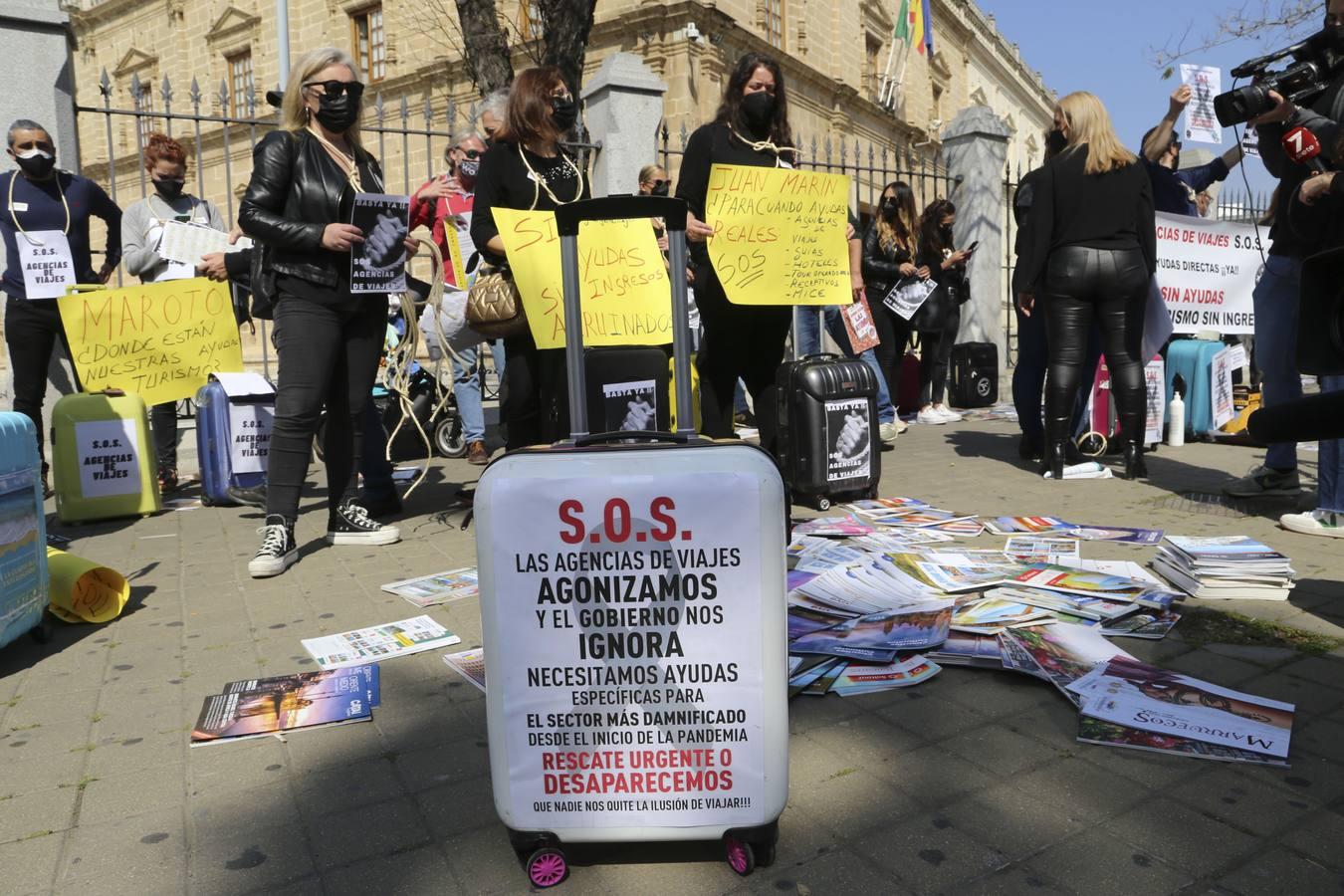 Fotogalería: Protesta de las agencias de viajes frente al Parlamento de Andalucía