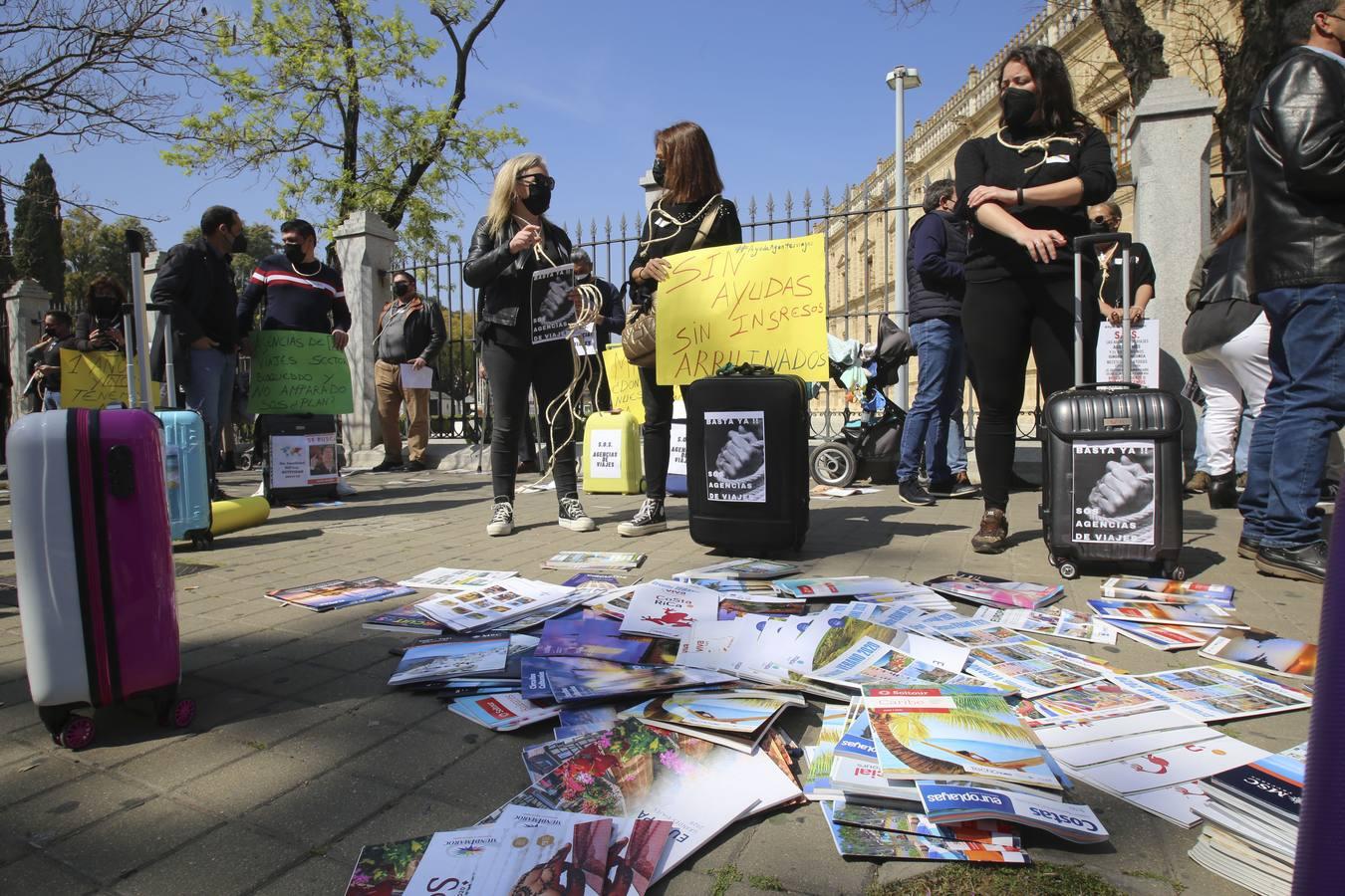 Fotogalería: Protesta de las agencias de viajes frente al Parlamento de Andalucía