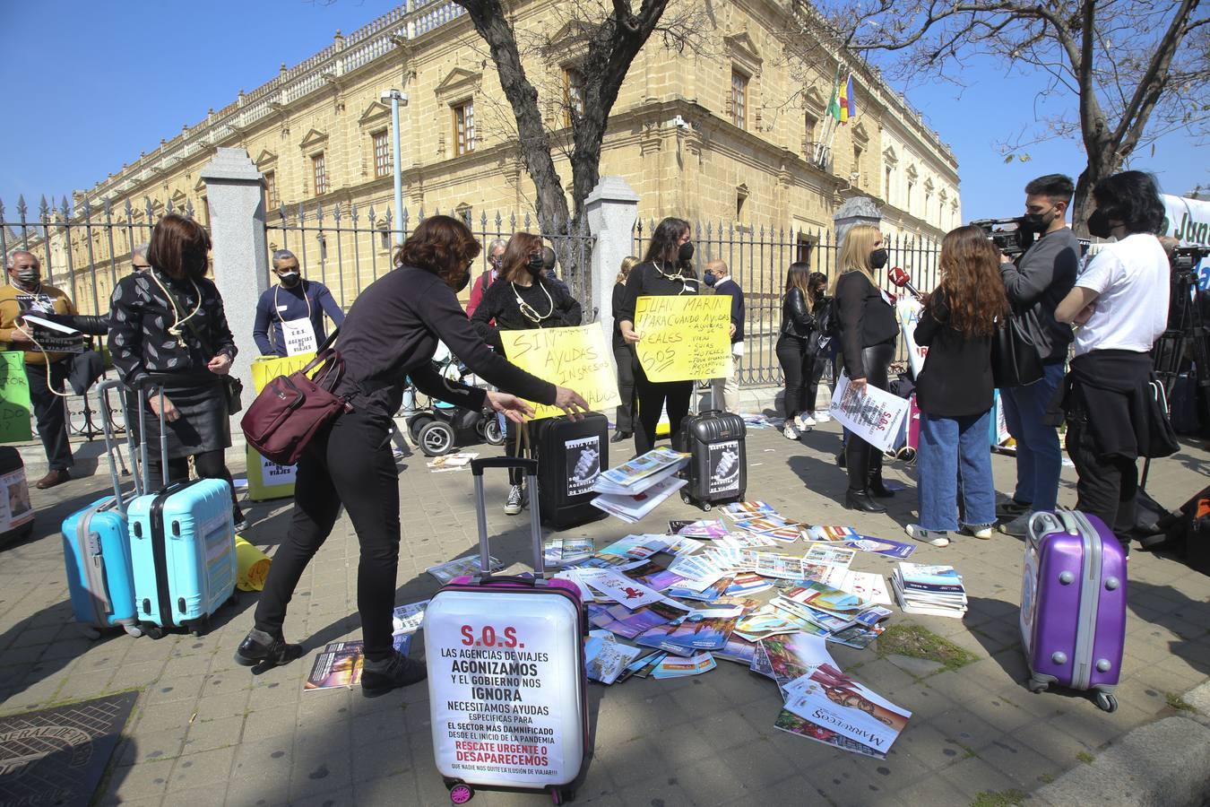 Fotogalería: Protesta de las agencias de viajes frente al Parlamento de Andalucía