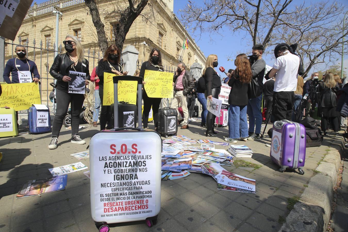 Fotogalería: Protesta de las agencias de viajes frente al Parlamento de Andalucía