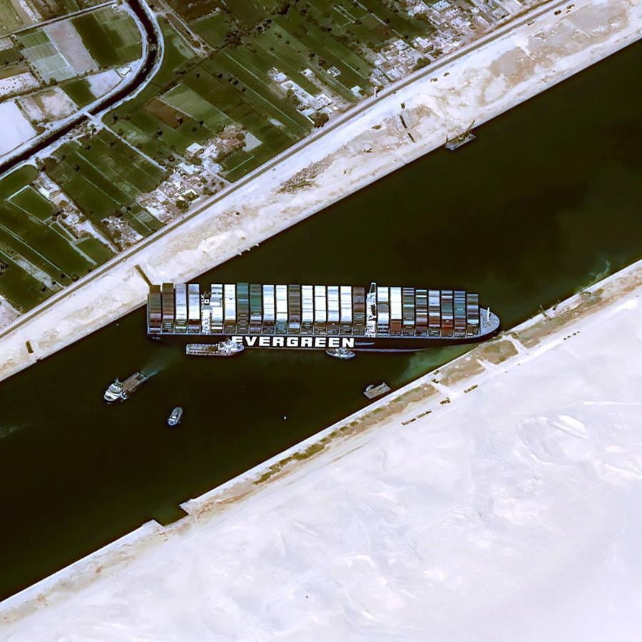 Galería: imágenes aéreas e interiores del carguero que está colapsando el canal de Suez