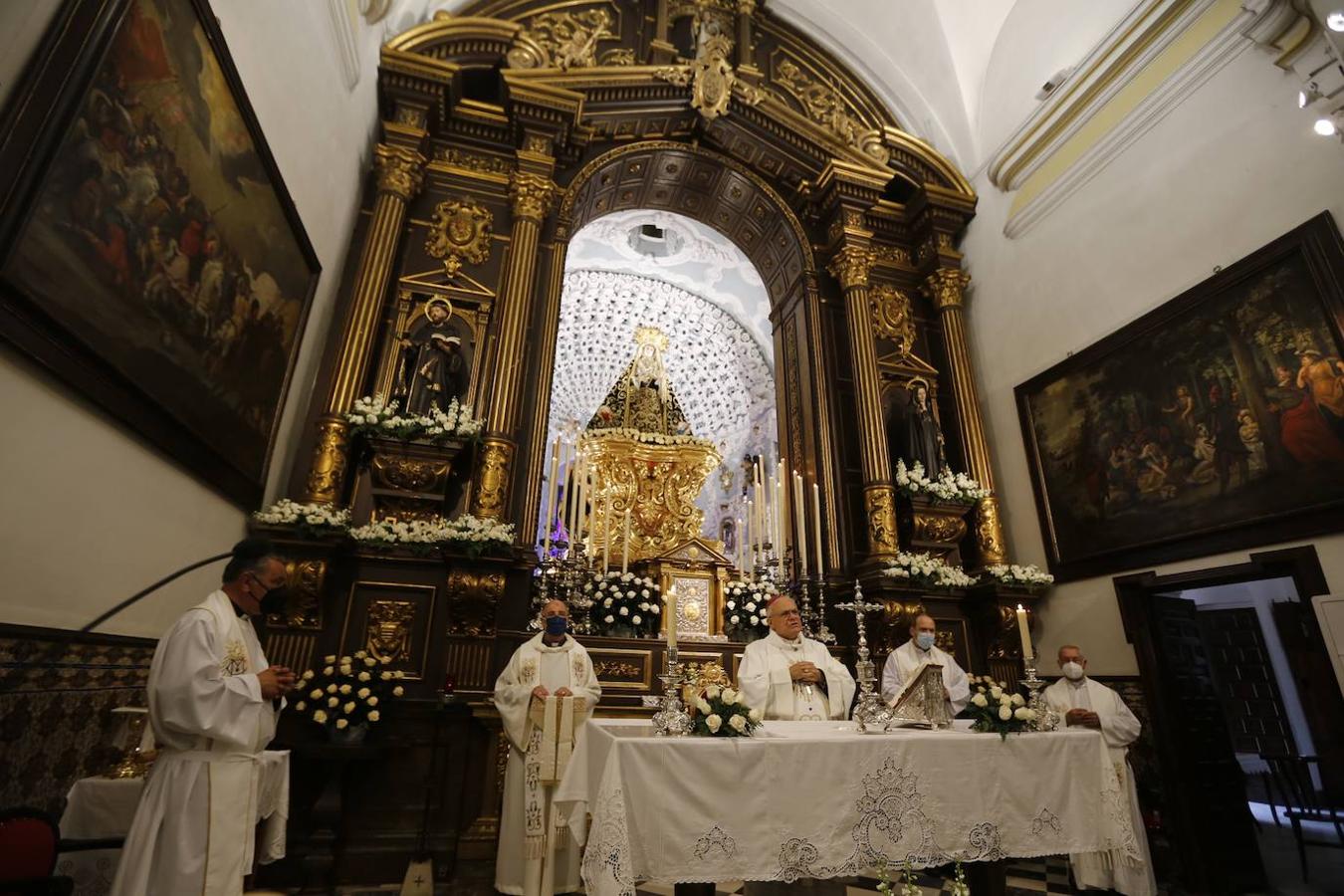 El Viernes de Dolores en la plaza de Capuchinos de Córdoba, en imágenes