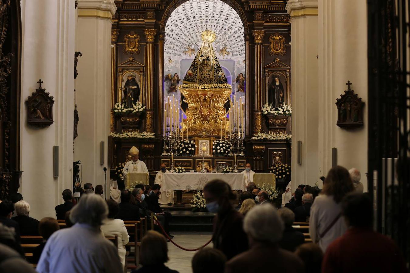 El Viernes de Dolores en la plaza de Capuchinos de Córdoba, en imágenes