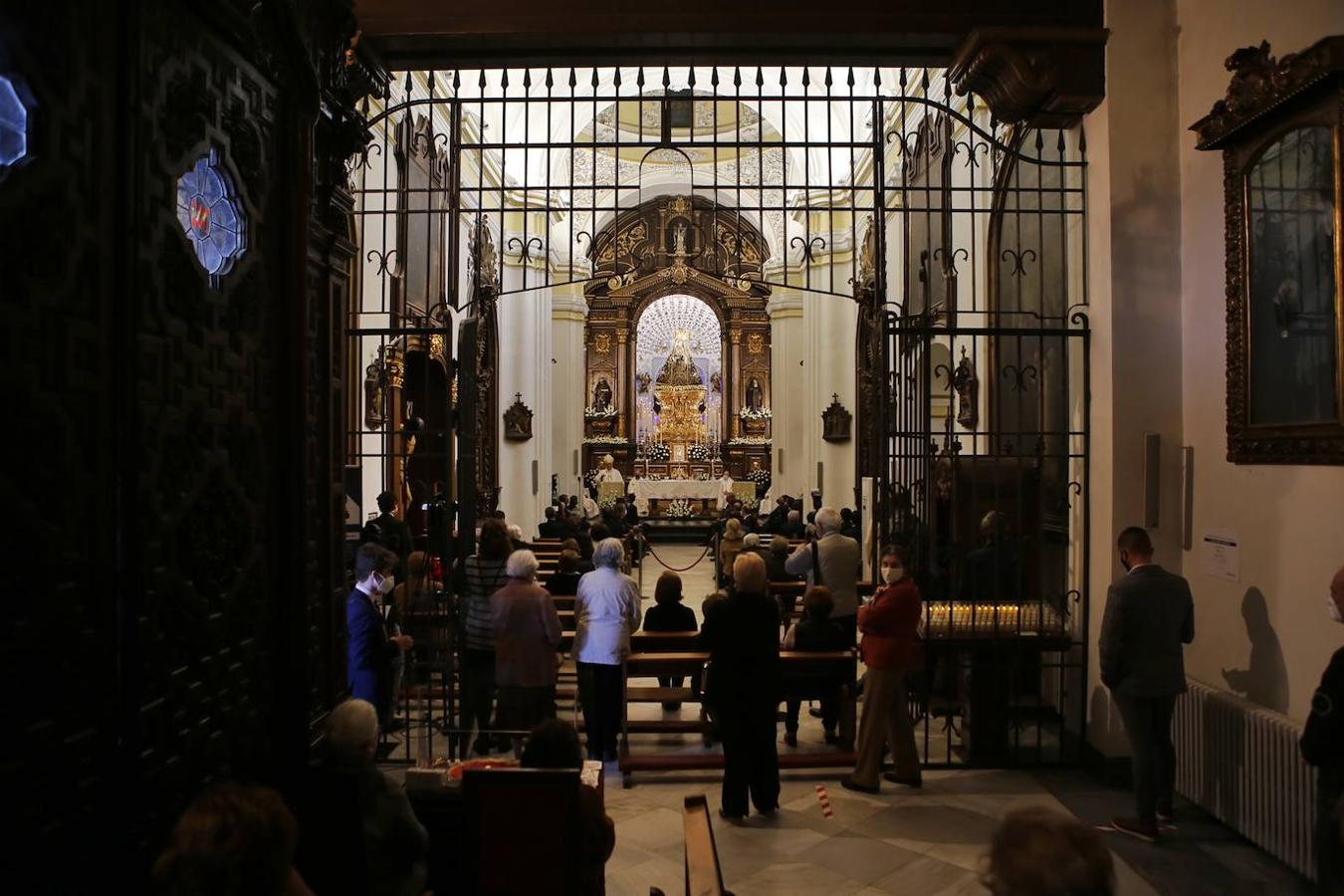 El Viernes de Dolores en la plaza de Capuchinos de Córdoba, en imágenes