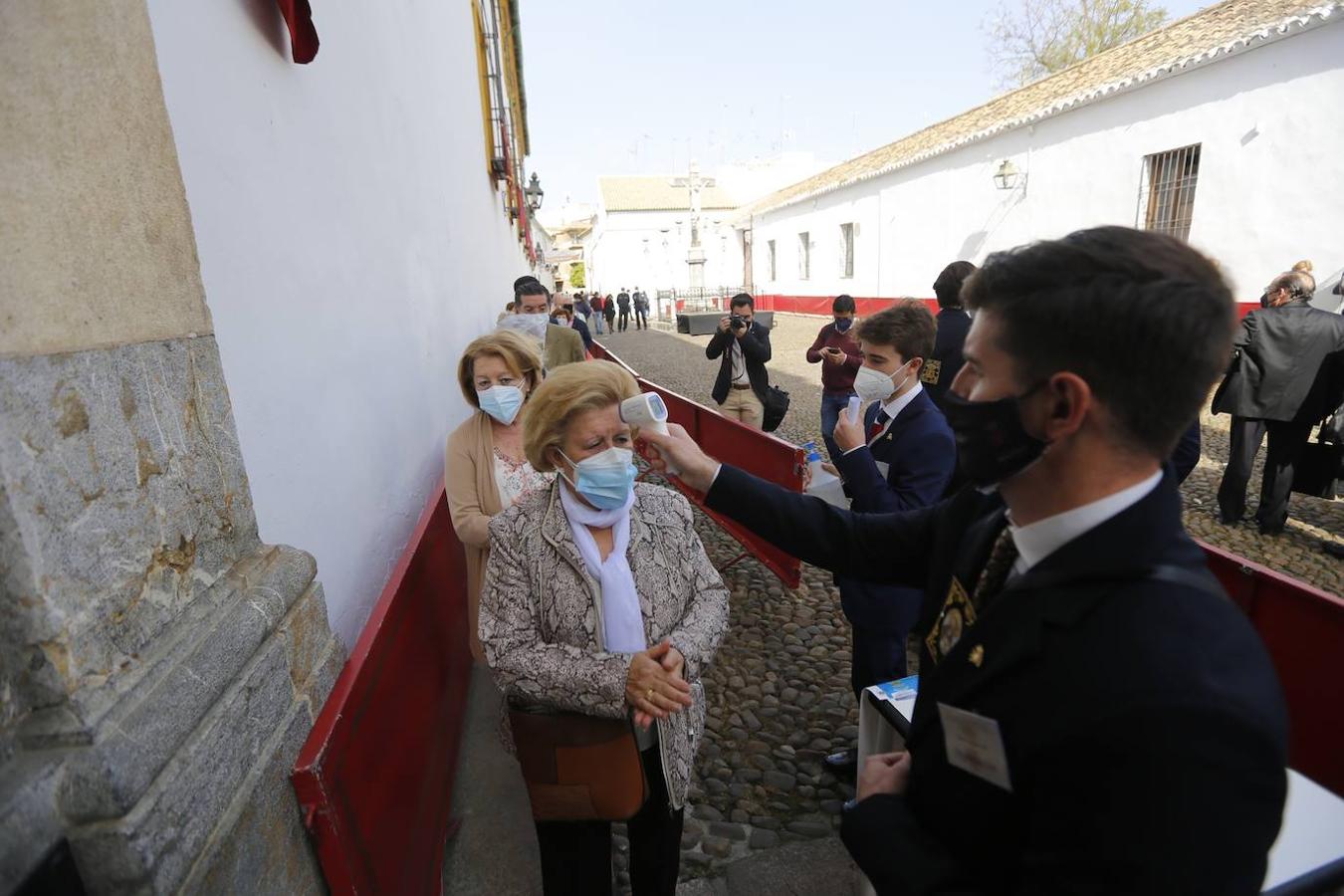 El Viernes de Dolores en la plaza de Capuchinos de Córdoba, en imágenes