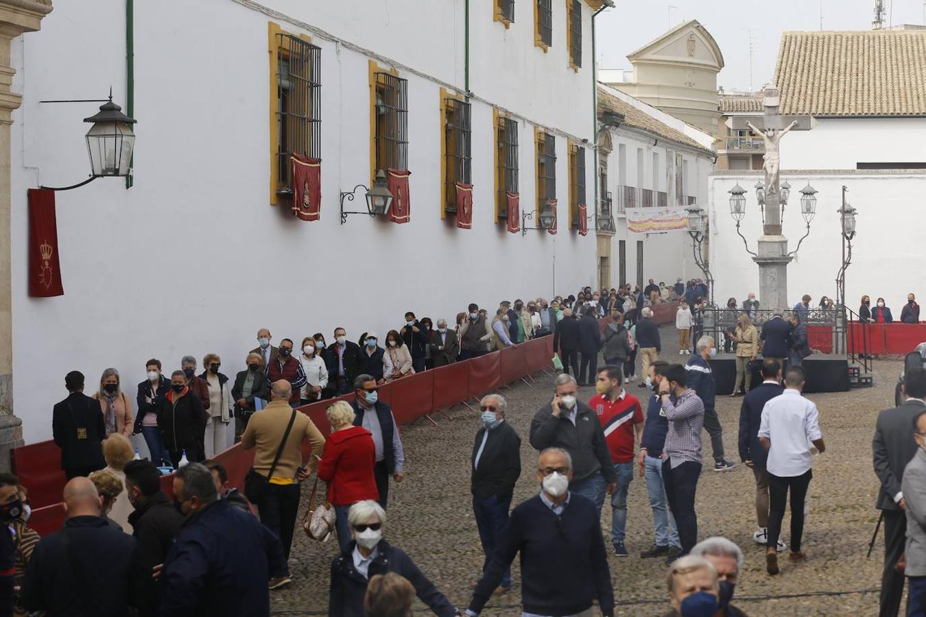 El Viernes de Dolores en la plaza de Capuchinos de Córdoba, en imágenes