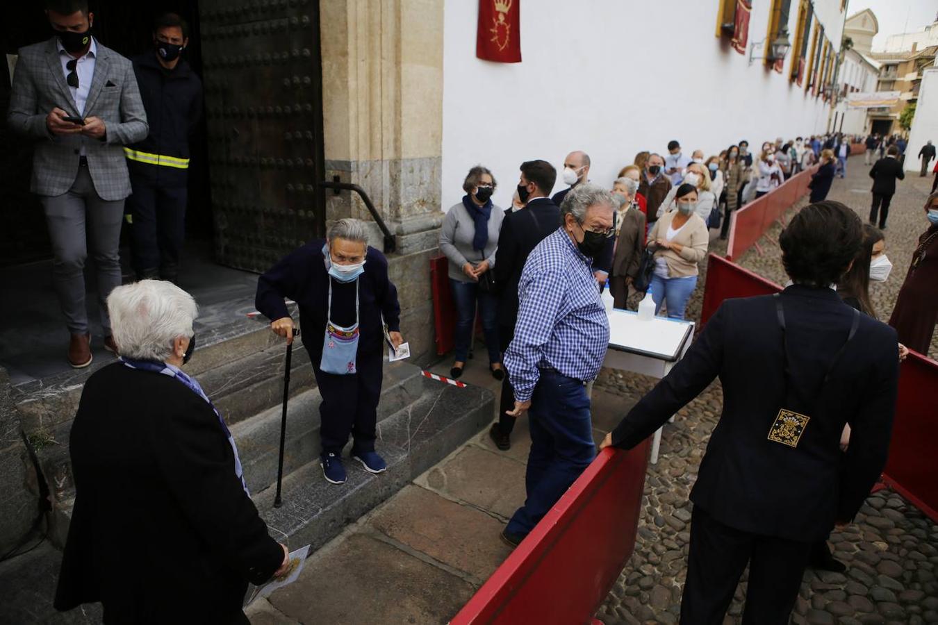 El Viernes de Dolores en la plaza de Capuchinos de Córdoba, en imágenes