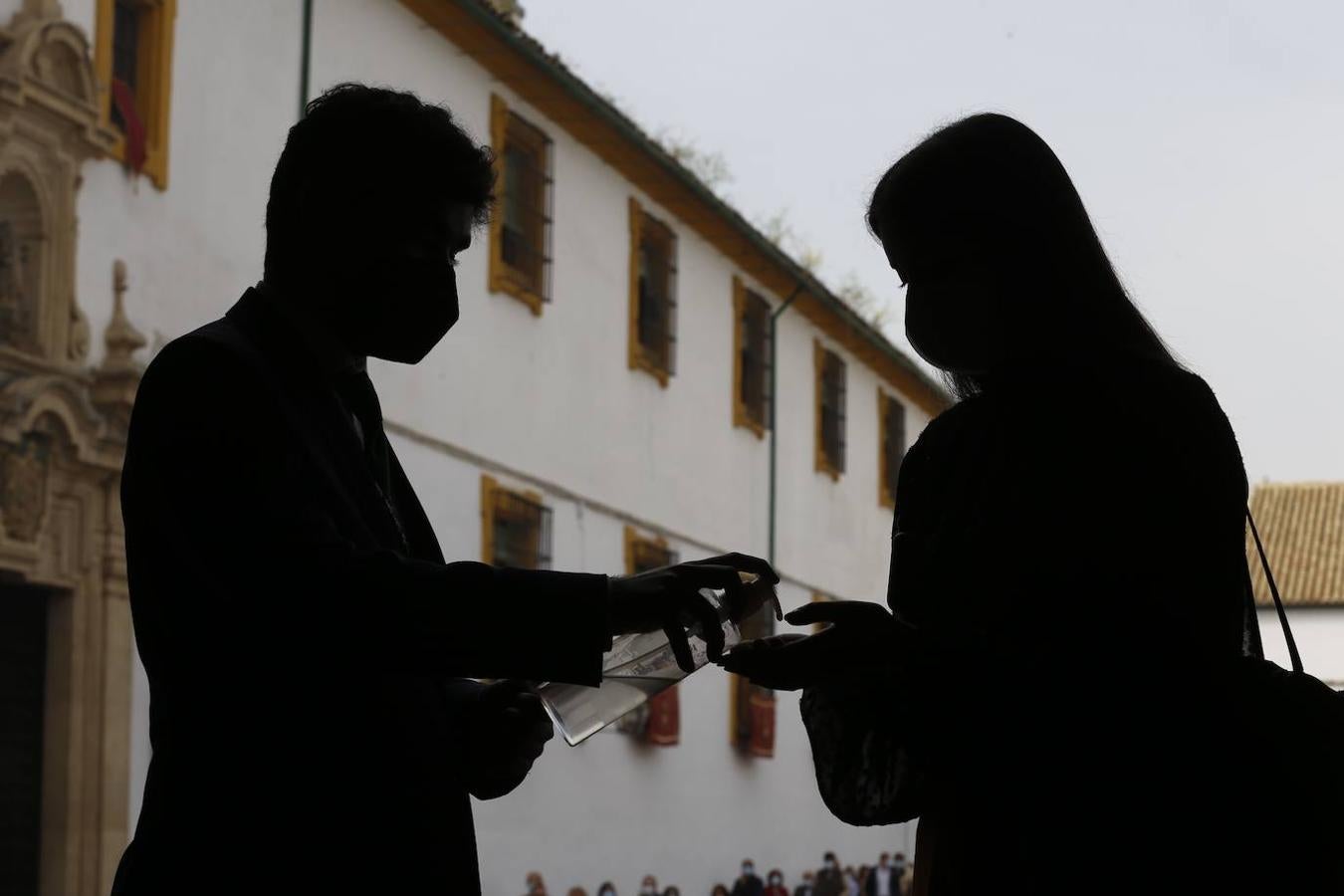 El Viernes de Dolores en la plaza de Capuchinos de Córdoba, en imágenes