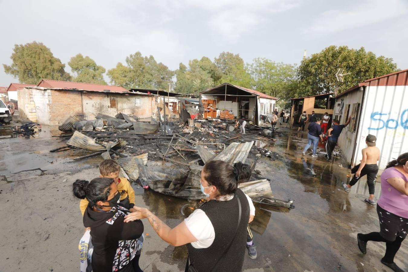 Incendio en Sevilla de una chabola del Vacie, en imágenes