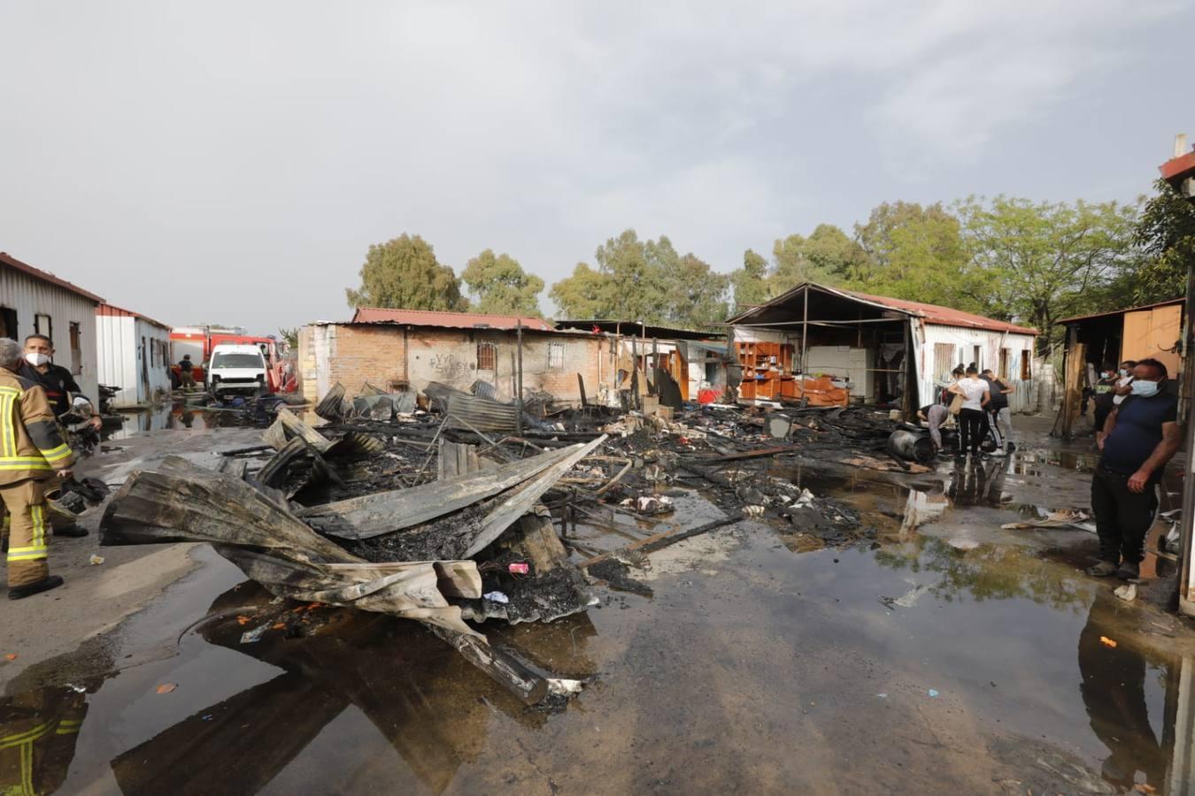 Incendio en Sevilla de una chabola del Vacie, en imágenes