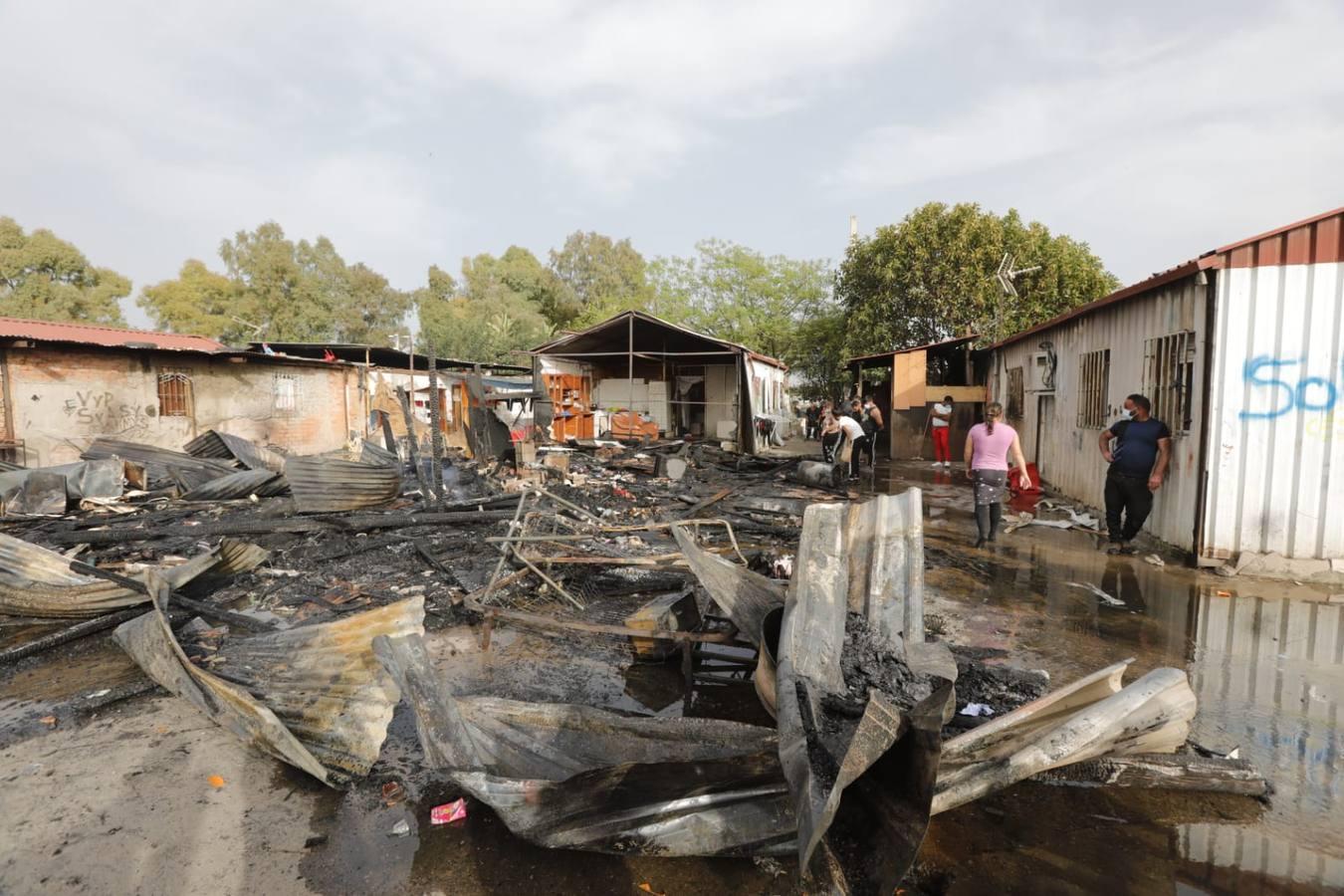 Incendio en Sevilla de una chabola del Vacie, en imágenes