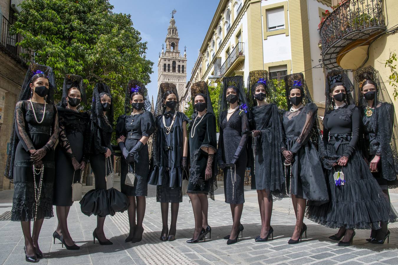 Modelos de mantilla por el Centro de Sevilla