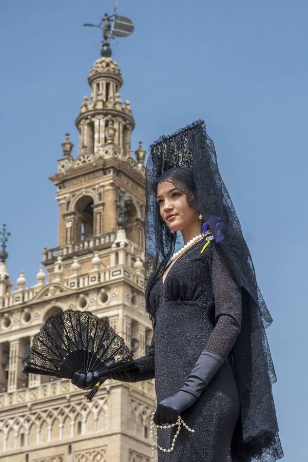 Modelos de mantilla por el Centro de Sevilla