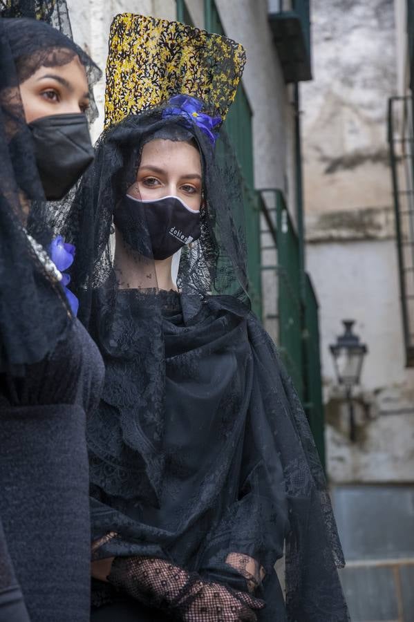 Modelos de mantilla por el Centro de Sevilla