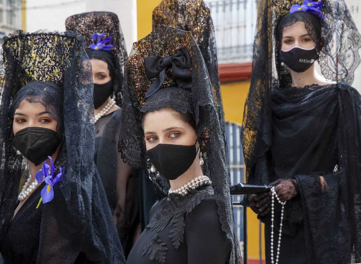 Modelos de mantilla por el Centro de Sevilla