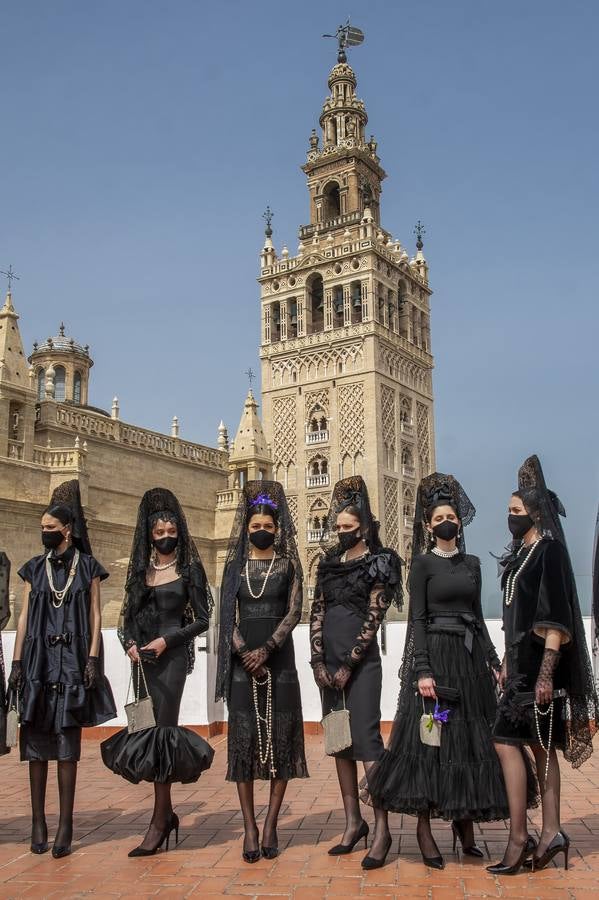 Modelos de mantilla por el Centro de Sevilla