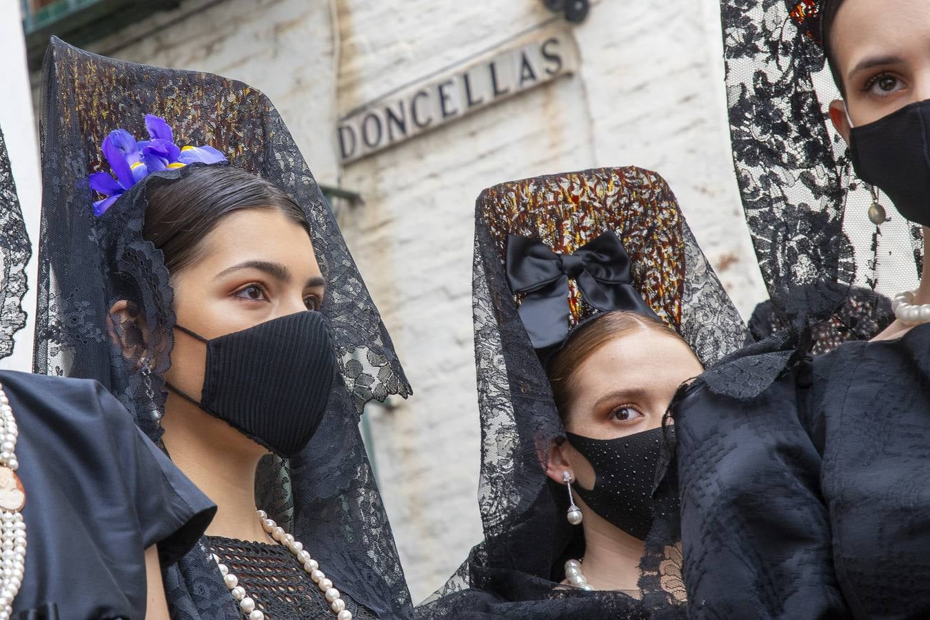 Modelos de mantilla por el Centro de Sevilla