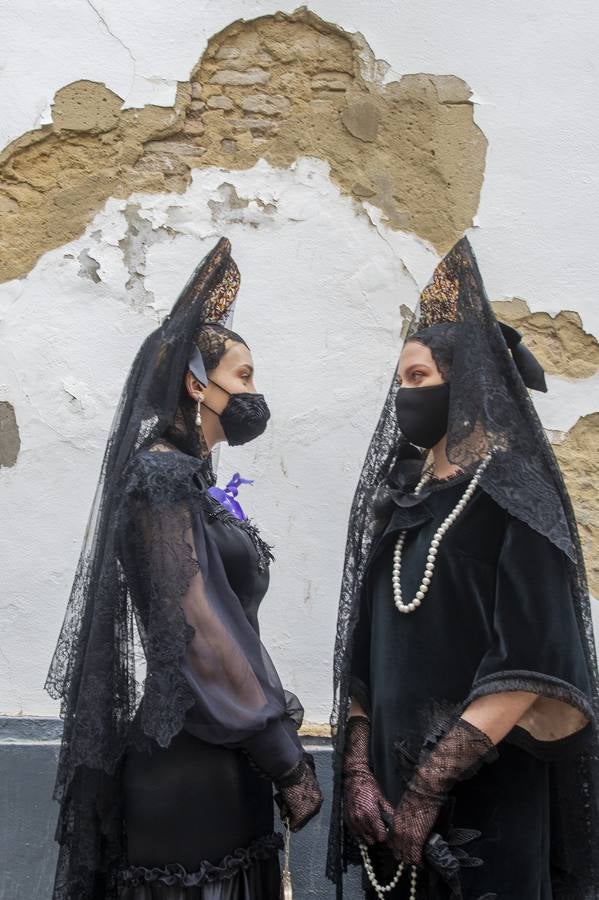 Modelos de mantilla por el Centro de Sevilla