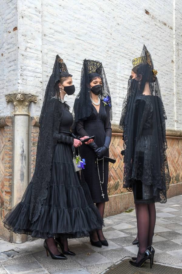 Modelos de mantilla por el Centro de Sevilla