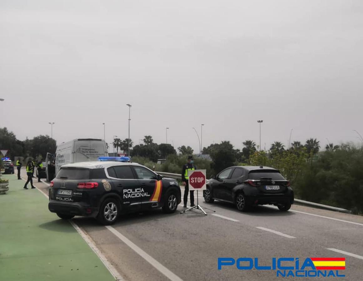 Así son los controles en Cádiz para verificar el cumplimiento del cierre perimetral y del toque de queda