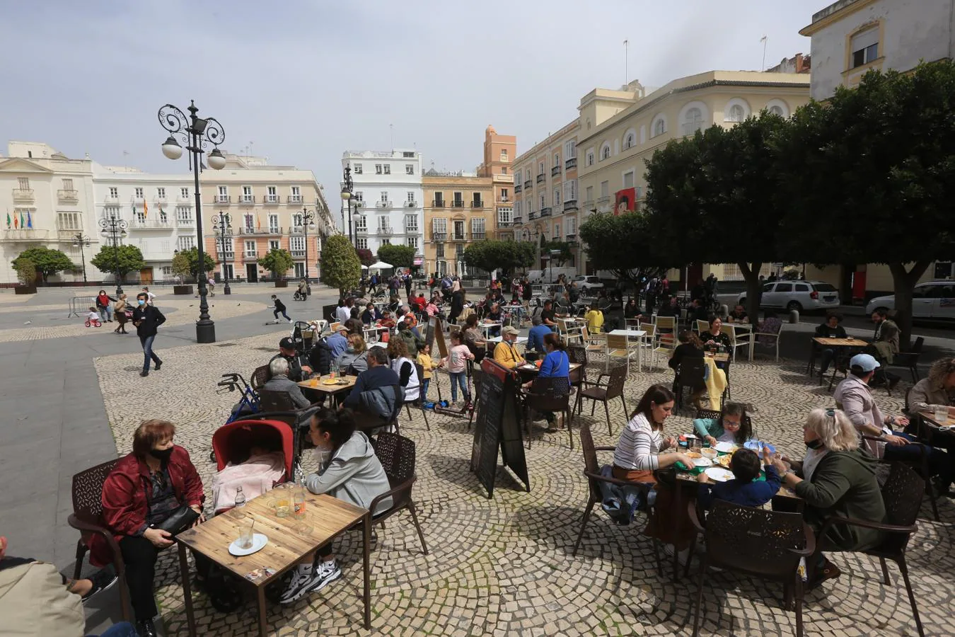 En imágenes: Ambiente en Cádiz este Sábado de Pasión