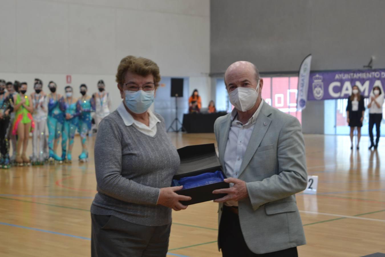 El vicepresidente de la Federación Andaluza de Patinaje, Luis Javier Gómez del Moral, le entregó una placa a Angélica Ortiz Comas, por su labor en el desarrollo y promoción por Andalucía del patinaje artístico sobre ruedas durante 45 años