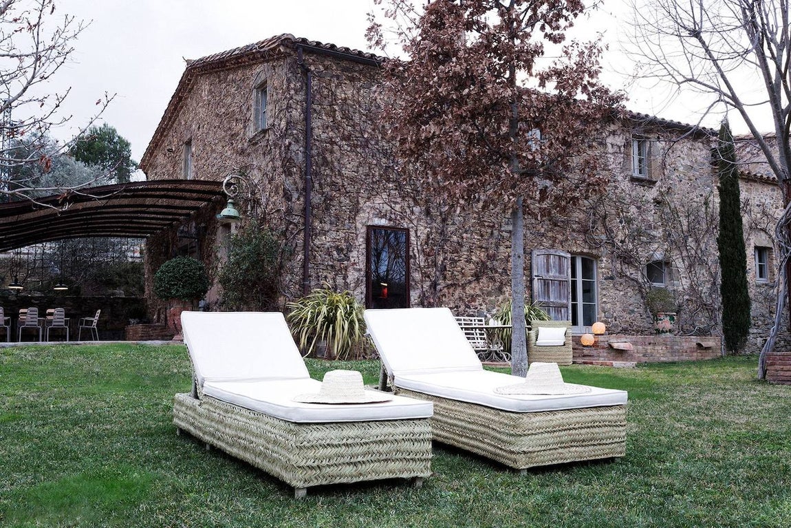 Tumbona reclinable de esparto y madera, perfecta para estrenar temporada en el jardín o en la terraza. Es el modelo Catalina, de la firma Let'sPause (440€, medidas 190x62x34 cm).. 
