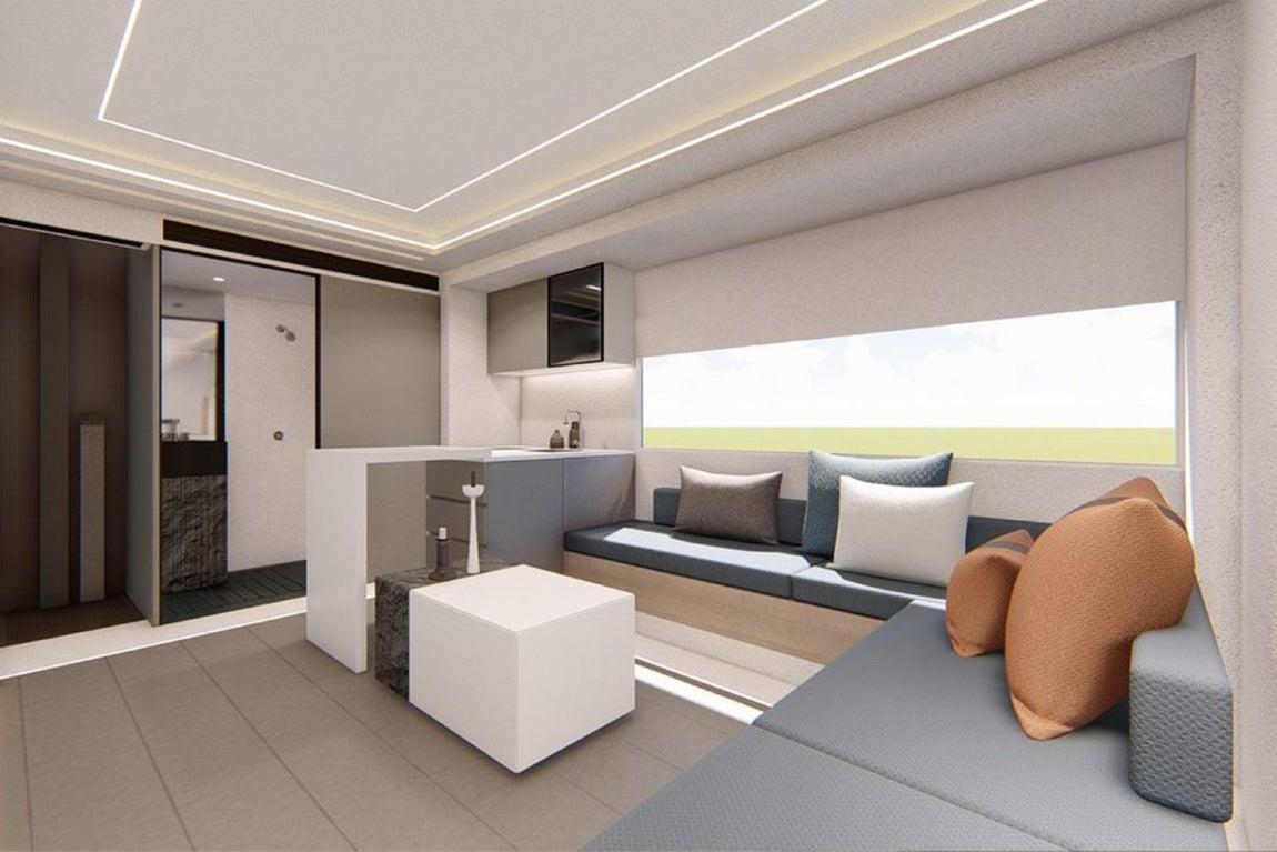 La autocaravana de lujo que triunfa en China. El interior es bastante innovador para tratarse de un vehículo de este tipo ya que posee un diseño minimalista centrado en aprovechar al máximo los espacios y proporcionar una sensación de amplitud gracias a grandes ventanales, sillones con espacio de almacenaje en la parte inferior y mesas modulares.