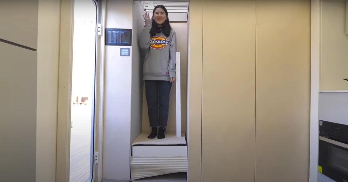 La autocaravana de lujo que triunfa en China. Otro punto que no hay que saltar por alto es el ascensor que comunica ambas plantas. Como último detalle, no hay que olvidar que es eléctrica, otro punto a favor para el respeto del medio ambiente que permite ahorrar una buena cantidad de dinero en combustible.