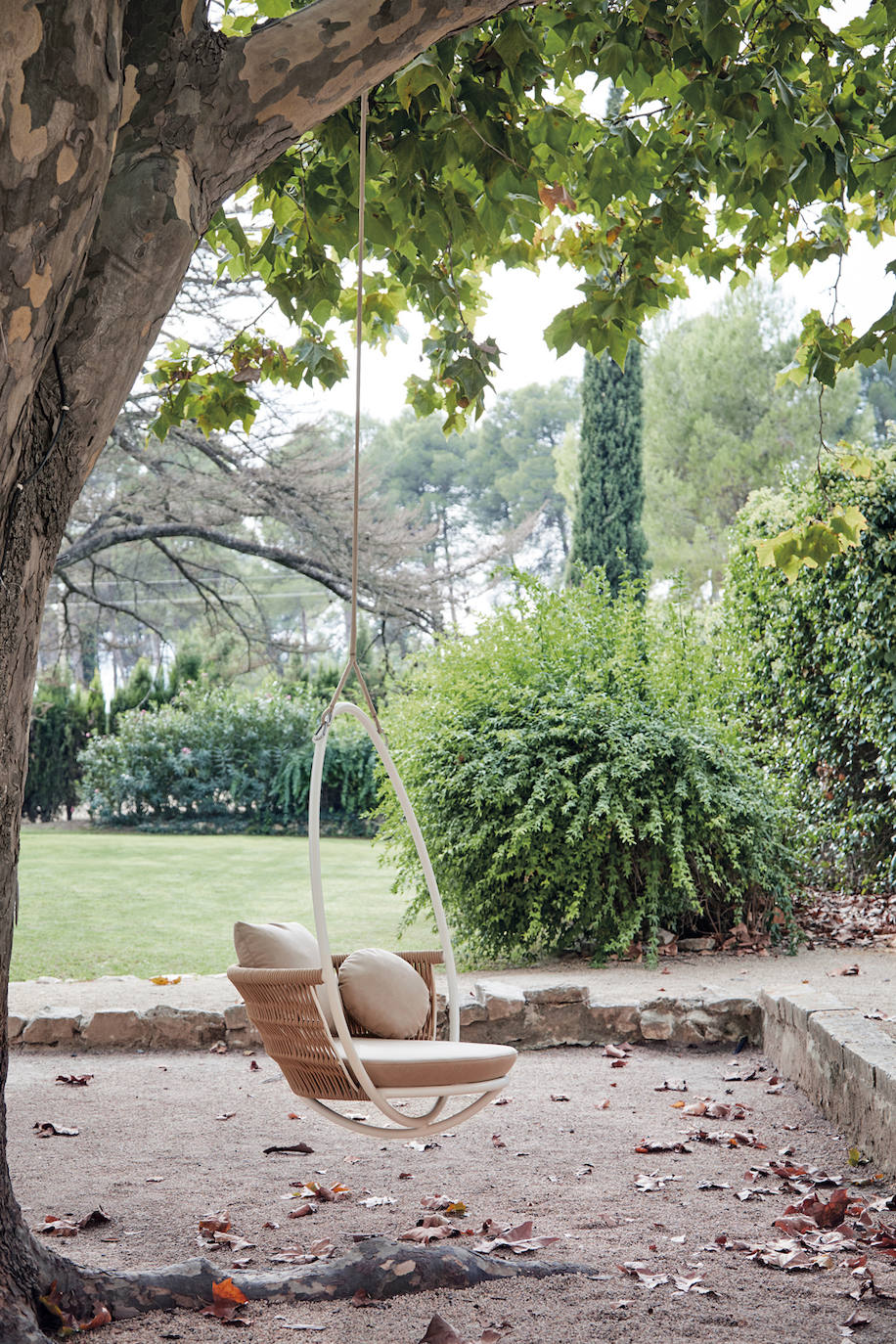 Puestos a diseñar el jardín perfecto no puede faltar un columpio. Es hora de hacer los sueños realidad con este de Point (colgante, desde 1.618,98€; con base, desde 2.520,43€).. 