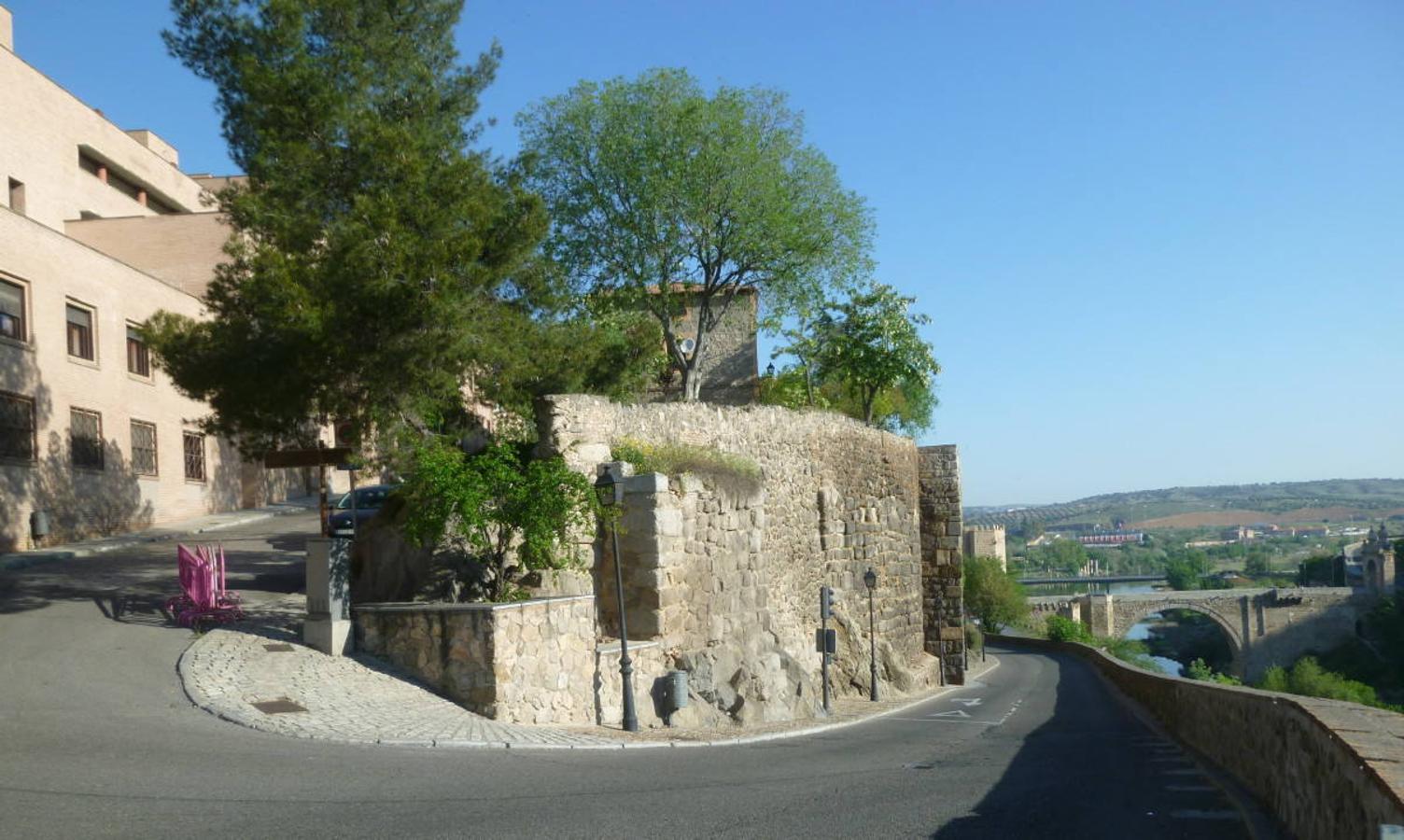 Muralla contigua al postigo de Doce Cantos y la subida desde el puente de Alcántara. Sobre la muralla el paseo del Carmen, inicialmente explanado en 1865. FOTO RAFAEL DEL CERRO. 