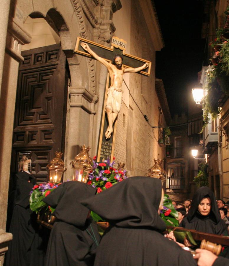 La Cofradía de la Santa Cofradía saliendo de la iglesia de las Santas Justa y Rufina con la imagen (s. XIV) del Cristo que estuvo en la capilla del Pradito. Hasta ese lugar, la noche del Martes Santo, baja en procesión para hacer una estación de penitencia. Foto de Agustín Puig. 