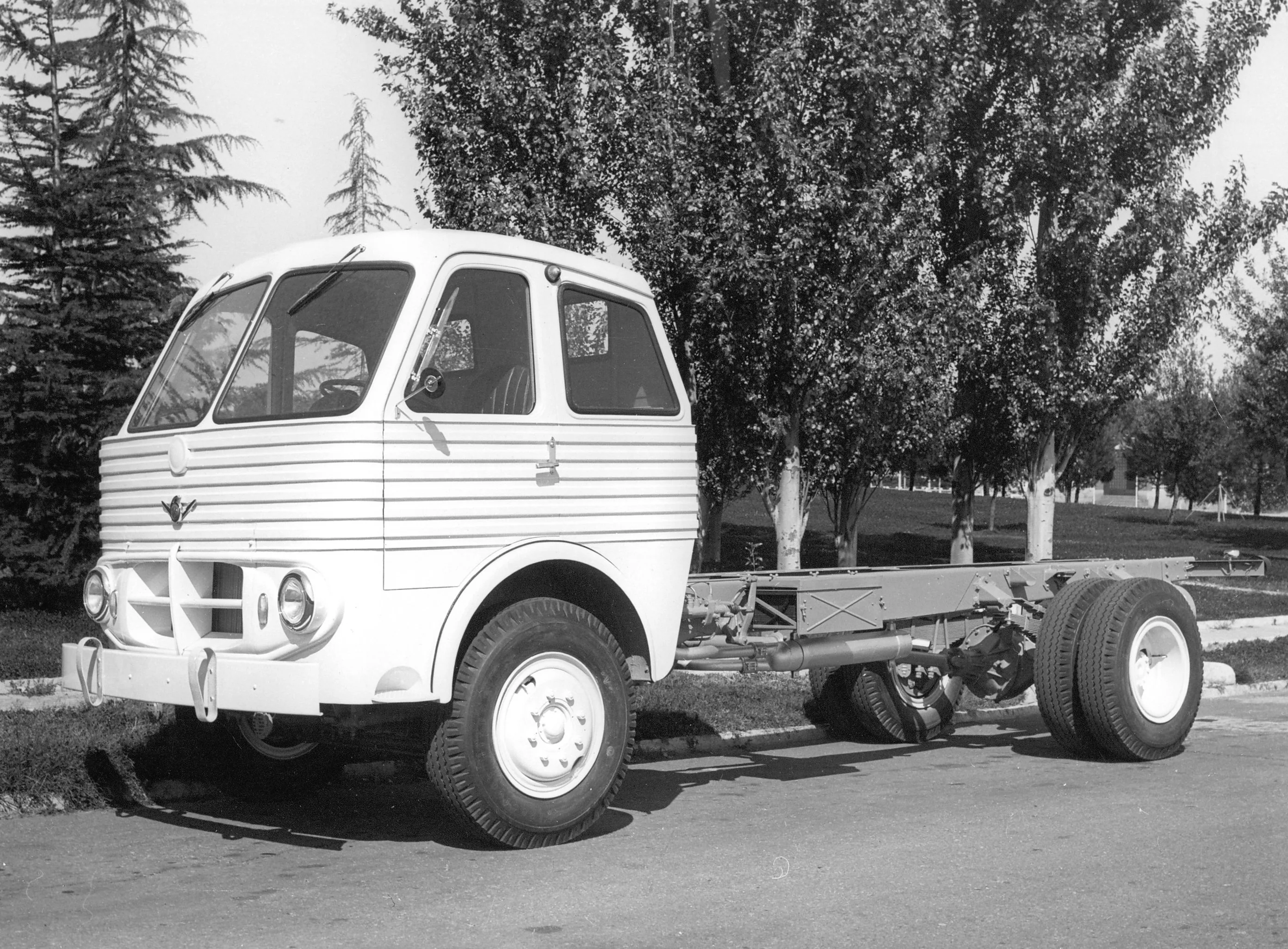 Pegaso Cabezón (1954). ﻿El proyecto del camión Pegaso popularmente llamado “Cabezón” nació a principios de  1954. Paralelamente a la modernización del “Barajas” en la planta de Madrid, en la de  Barcelona se procedía a la del Pegaso II Diesel, Mofletes,. En ambos casos el objetivo  era ampliar la capacidad de carga de los camiones. Comenzaba una era nueva que se  desvinculaba de la etapa Hispano-Suiza. La modernización del Pegaso II Diesel en realidad no era tal, sino que se trataba de  construir un camión totalmente nuevo en diseño el Z-206, en 1956, para 8 Tn, pero que  podría ir en aumento, hasta pasar a transportar 10 Tn. Por lo tanto todos sus  componentes eran nuevos. La nueva cabina tenía su principal referencia en la del Z-207, Barajas, pero era más  amplia en su interior. De tipo portante, enteramente metálica, apoyaba el bastidor  mediante soportes elásticos de goma, aislándola de las vibraciones del autobastidor.  Además estaba provista además de parachoques. El asiento del conductor es regulable,  y fijo el del ayudante, permite la instalación de una litera. Los cristales de las puertas  son regulables. El piso es parcialmente desmontable, permitiendo el fácil acceso al motor. Ventanas y parabrisas amplios, de gran visibilidad. Los parabrisas iban provistos  de visera parasol.