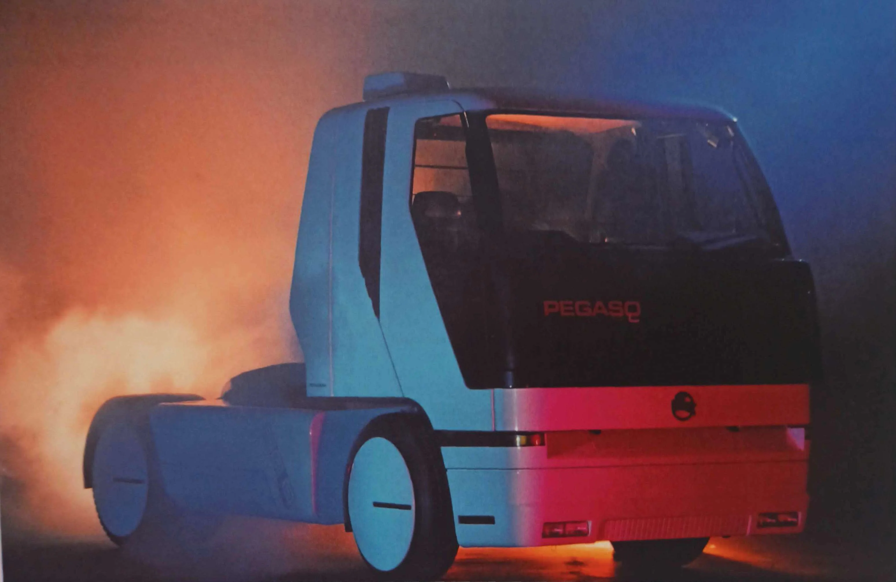 SOLO 500 – concept tractor (1989). Pegaso causó un gran impacto en el Salón de Barcelona de 1989 con el SOLO 500,  primer concept truck de la industria europea, que. Este camión anticipó muchas de las  tecnologías de las que disfrutamos hoy en día, como el GPS, cámaras de retrovisión,  radar de cercanía y otros sistemas de ayuda a la conducción. Este demostrador tecnológico era la aplicación física de una nueva concepción del  camión, y servía no sólo para llamar la atención en los salones internacionales, sino  sobre todo como plataforma de una serie de nuevas ideas y materiales. El logotipo  SOLO jugaba con la cifra 500, que era la potencia prevista para el camión.  El SOLO incluía un sistema electrónico computerizado integral para el control de estado  del vehículo, diagnóstico de averías, asistencia y optimización de la conducción, mapas  y vídeo retrovisores mediante cámara de TV y la comunicación por satélite (Prodat). Su  pantalla también recibía informaciones de la cámara infrarroja instalada en el techo, que  daba plena visibilidad de noche y en caso de niebla.