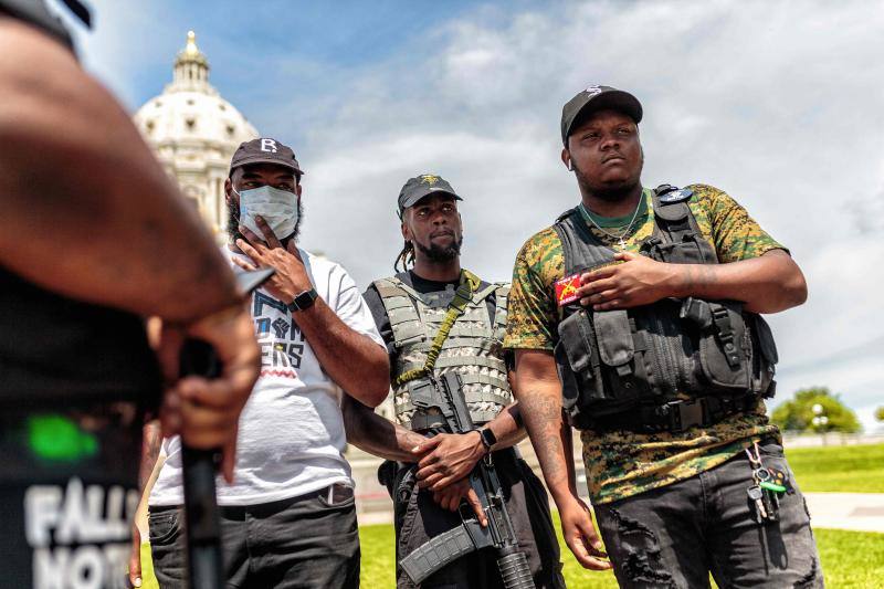 Miembros de los grupos de autodefensa, frente al Capitolio de Minnesota durante el 'Cuatro de Julio Negro'. 