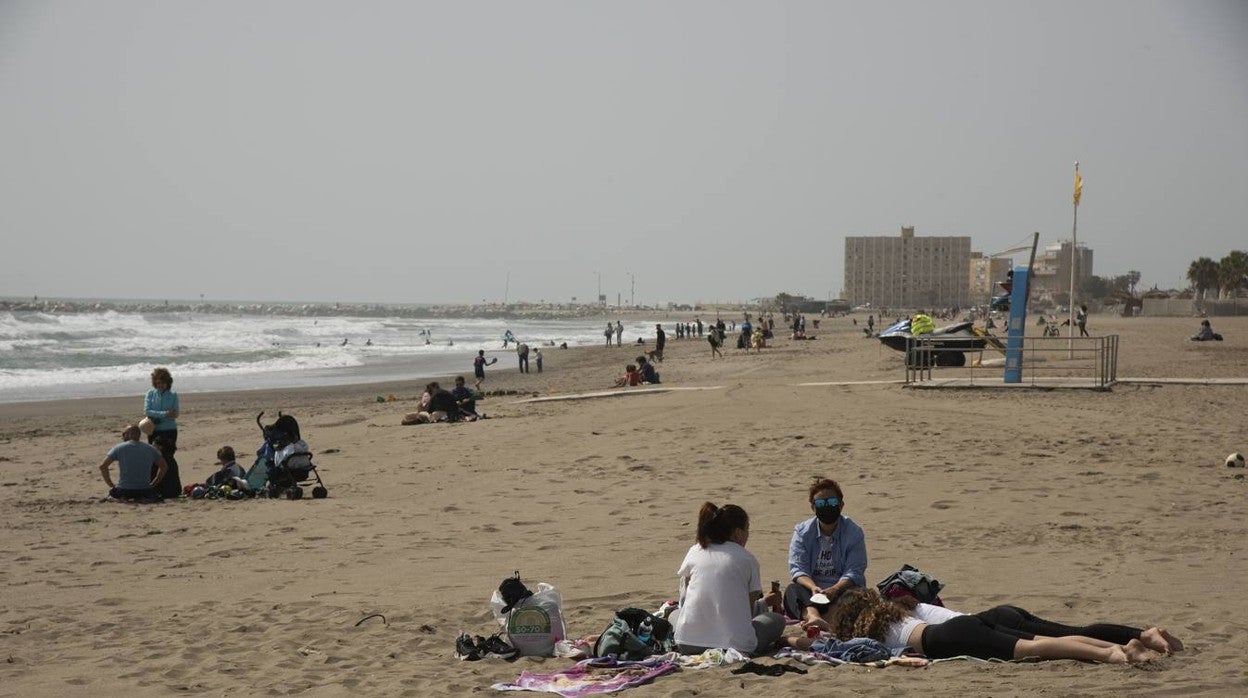 Las imágenes del ambiente tranquilo en la playa de Huelín en Málaga